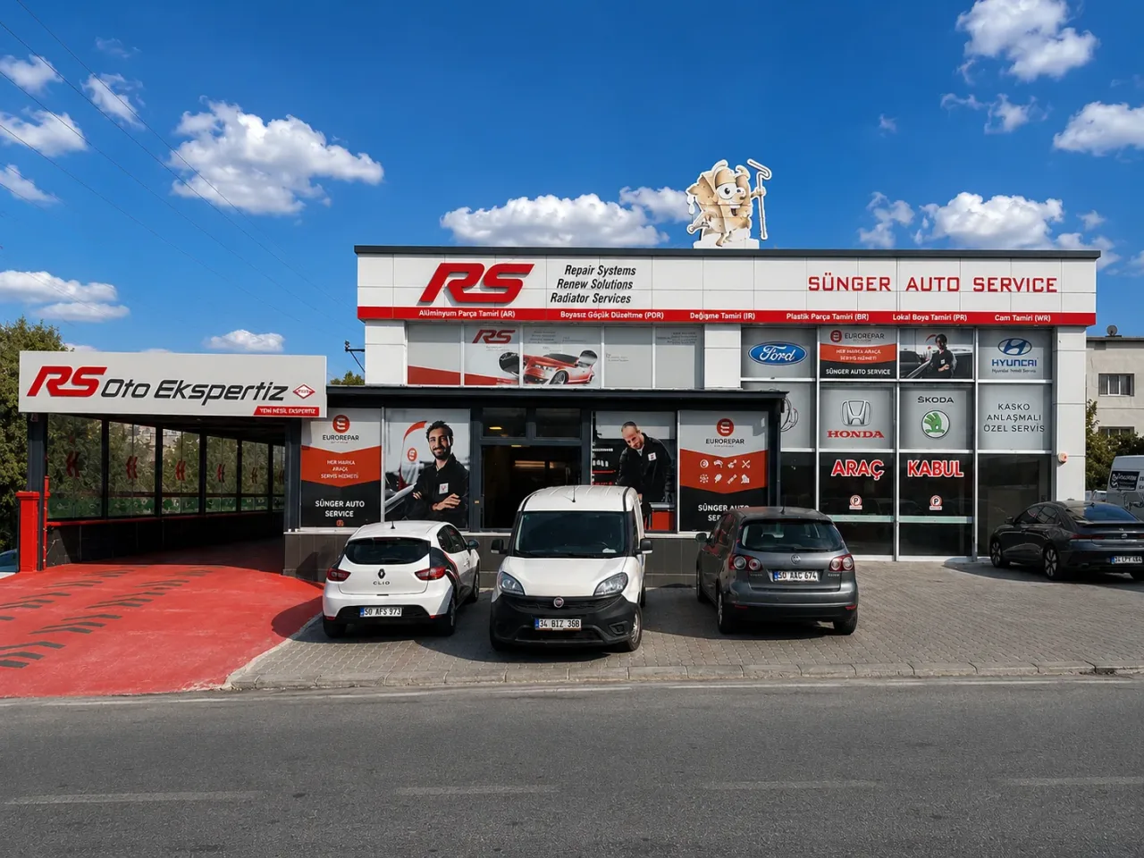 Sünger Oto Servis'in Nevşehir'deki servis binası, tabelası ve önündeki araçlar