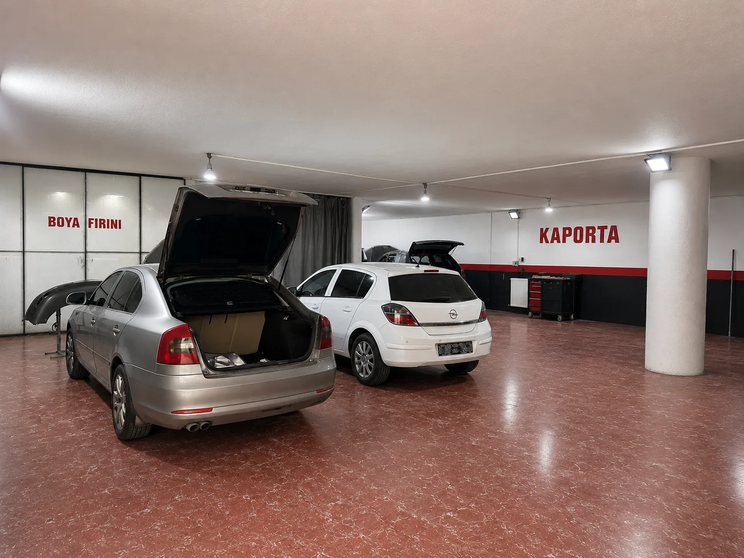 Kaporta ve boya fırını bölümünde bekleyen araçlar