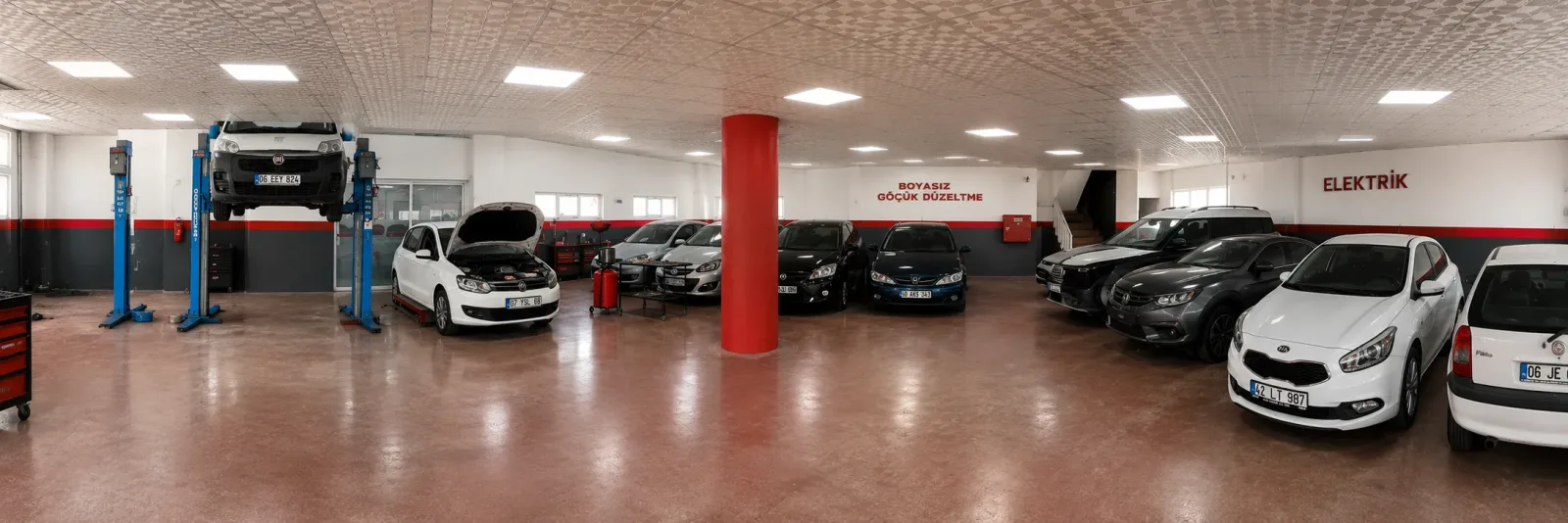 Liftte ve zeminde araçların bulunduğu mekanik onarım bölümü